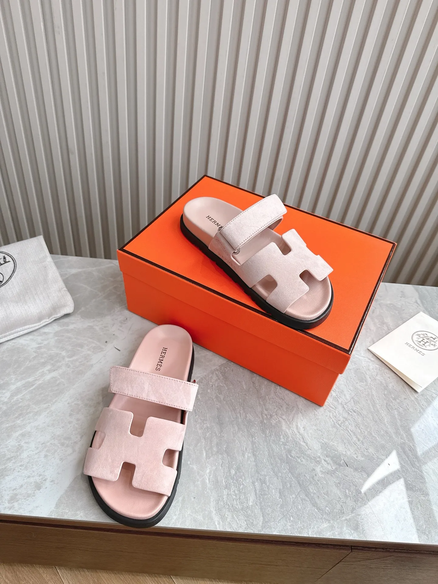 p480🐮🐮Couple model (top version) H family 2024 spring and summer new style HERMES Hermes' recently popular couple model pig nose angle sandals and slippers, paired with various colorful socks, popular. Upper: imported original deerskin (the genuine leather edging is not ordinary super migration). Lining: imported genuine leather. Outsole: Tpu non-slip and wear-resistant outsole. Size: Female 35-42 (40/42 non-returnable and non-exchangeable) Male size: 39-45 (45 non-refundable and non-exchangeable)